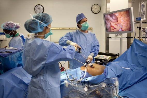 Laparoscopic operating theater with manipulation of Intestines