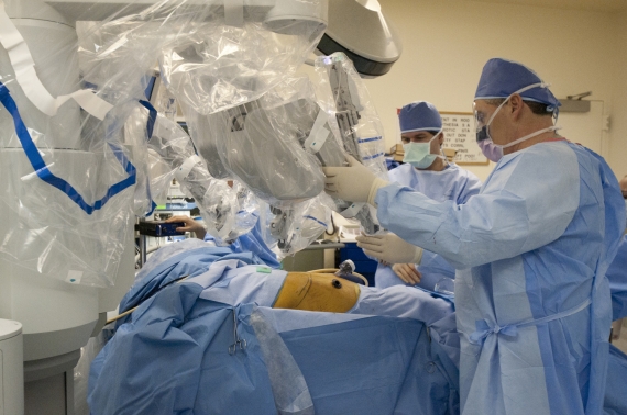 Dr. Belsley and Dr. Connery setting up robot for thoracic surgery