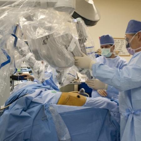 Dr. Belsley and Dr. Connery setting up robot for thoracic surgery