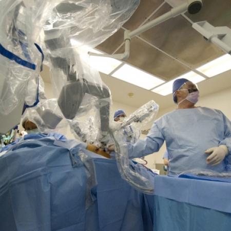 Drs. Belsley- Bhora and Connery preparing robot for thoracic surgery