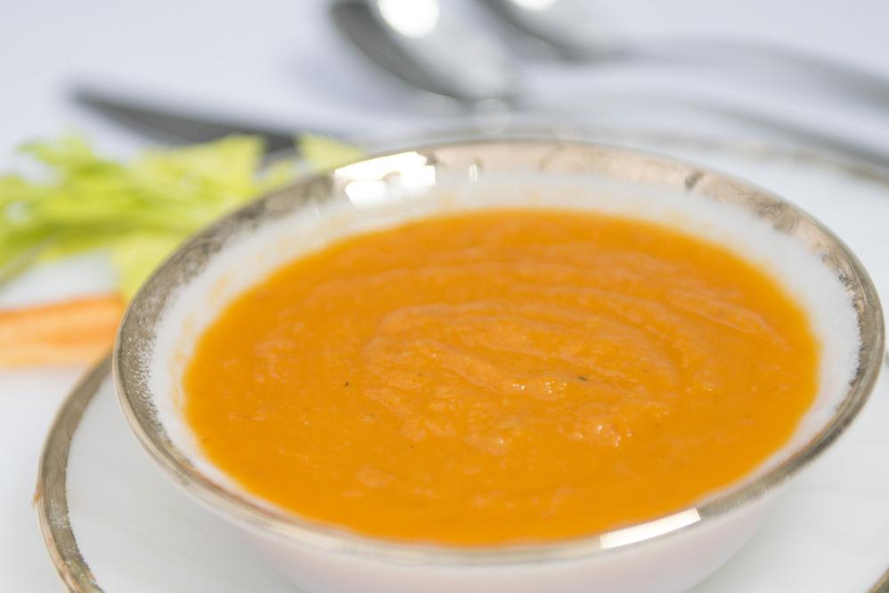 La sopa de zanahoria como un cambio interesante para una dieta típica de puré
